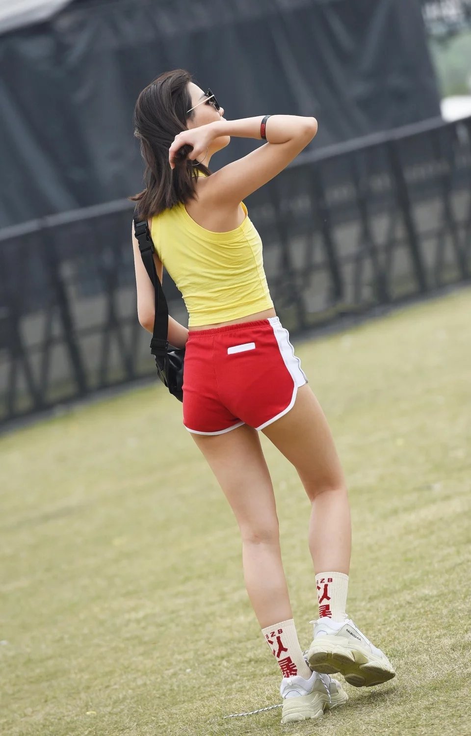 小姐姐红色休闲短裤搭配黄色紧身T恤，这是最醒目的两种颜色