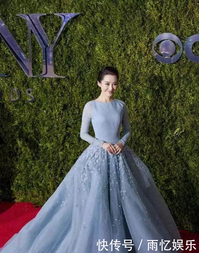 许晴出席活动,穿半露肩百褶裙清纯如少女,真不像快50岁的女人!