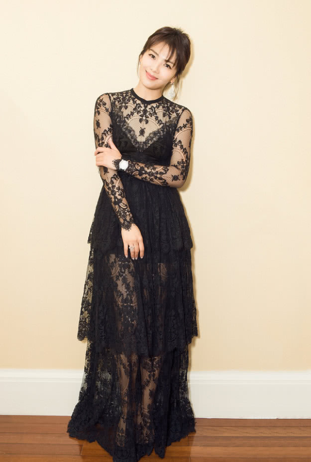 刘涛一身蕾丝透视装秀性感,气质意外像大妈,终究还是“阿姨”!