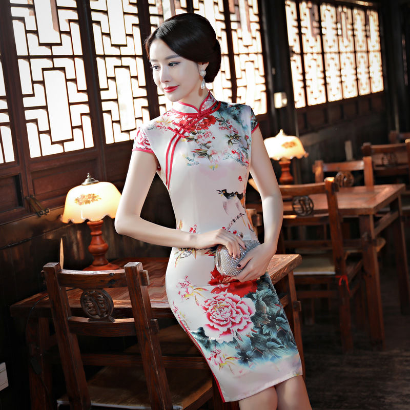 32岁媳妇真会打扮，同学聚会穿的第5款洋气旗袍，同学直呼嫩美