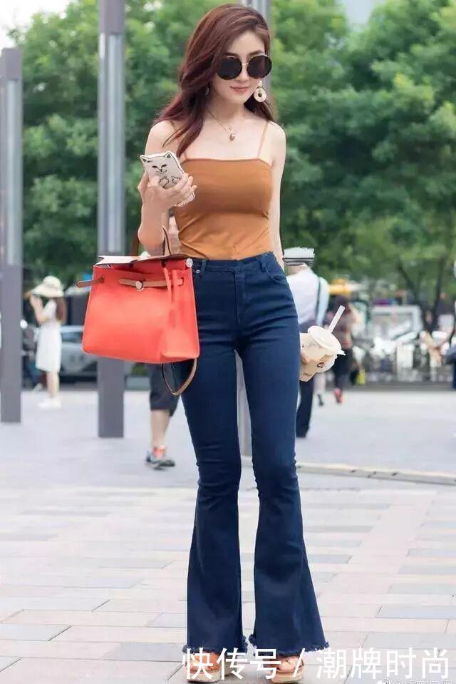 街拍: 图一小姐姐清纯性感! 图三美女气质迷人!