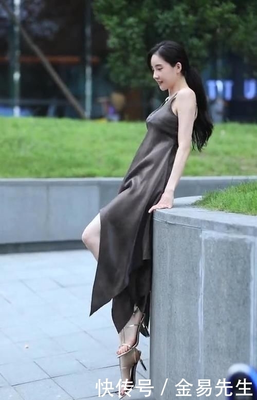 「刮风」美女,穿裙子还做这么高,就不怕刮风吗?