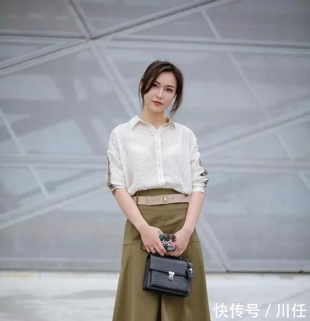 『天使』街拍,她有着天使般美丽面孔,衣着大方让人感受到最自然的美