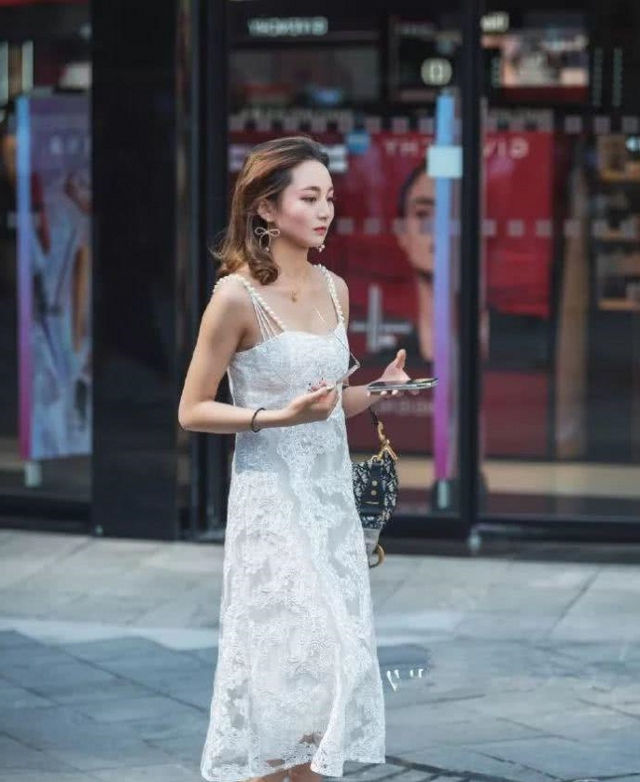 高跟鞋|路人街拍,身材高挑的小姐姐穿一件灰色吊带长裙,穿出了明星范儿