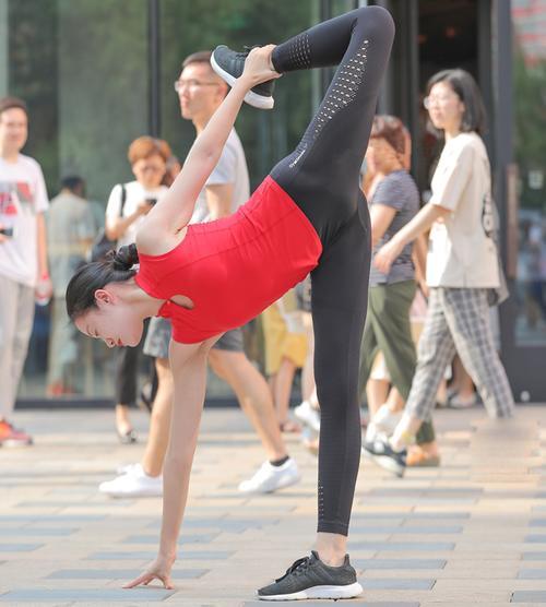 紧身打底裤：在街头无视他人的辣妈，让路人无不侧目