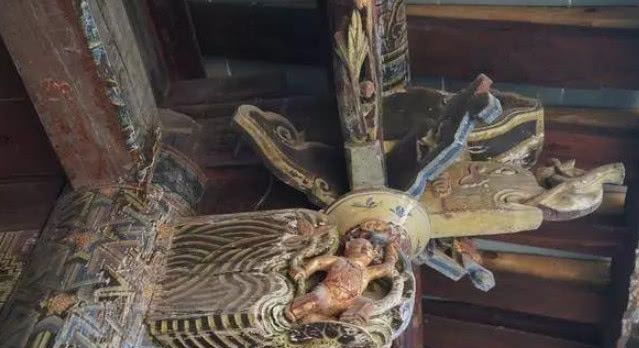 老农夫独守云南豪宅：祖上百年前开矿发财，建房时贴3.5斤黄金