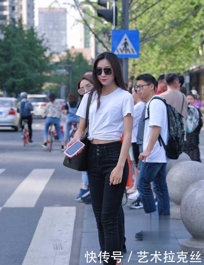  穿衣搭配：别看小姐姐衣服简约，仔细看“不简单”！