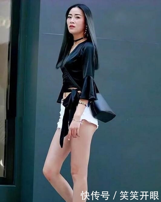  『凸显』街拍，羞涩可人的小姐姐，展现性感酷雅气质，凸显女神的魅力