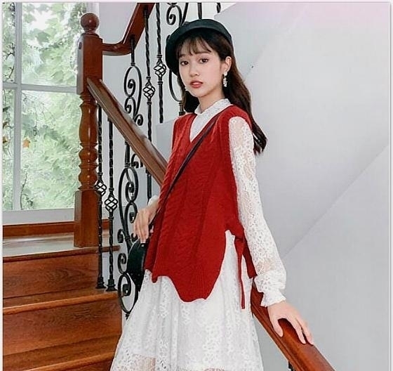#毛衣#今年秋装流行穿裙子,连衣裙 毛衣保暖又减龄,照着穿就很美