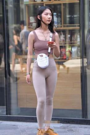 萌妹子露脐背心搭配紧身裤曲线上凸下翘，冷酷的眼神透露出不羁的