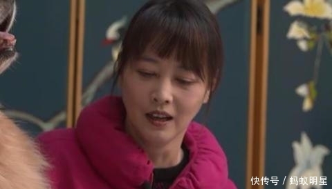 「臃肿」54岁周海媚真的老了!一袭棉服暴露臃肿身材,皮肤松弛皱纹好明显