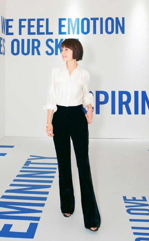 袁泉一袭露背黑裙亮相,成短发界的女神代言人,气场不比唐晶差!