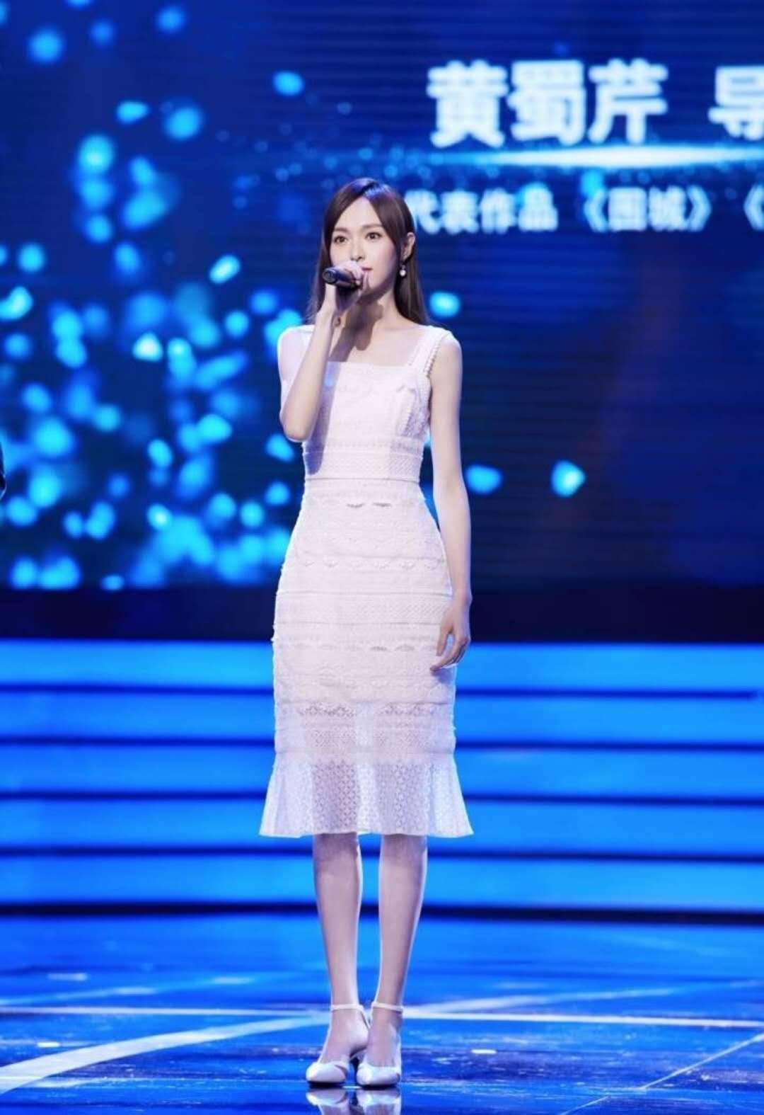 当94斤热巴撞衫86斤唐嫣，同穿白色连衣裙，丰满比干瘦美多了