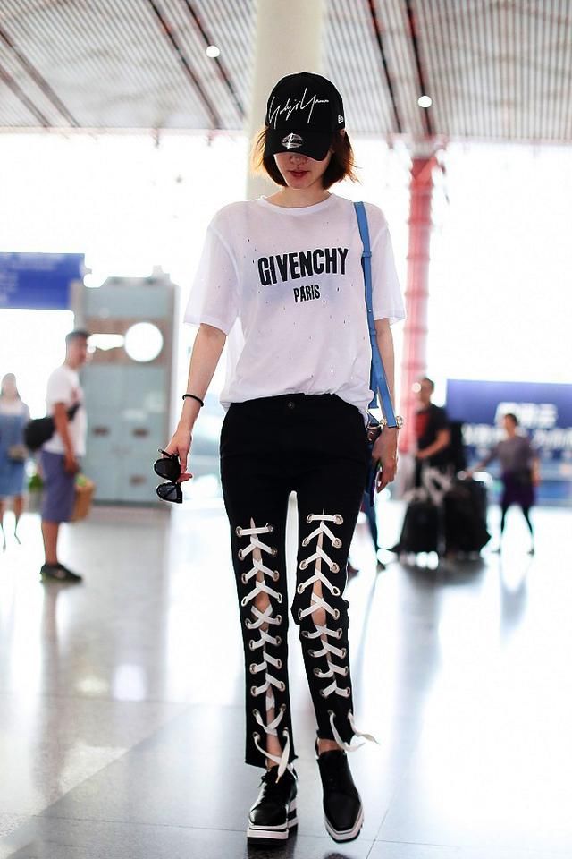 王丽坤素颜现身，身穿“绑带”潮裤秀美腿，网友：这长腿真长！