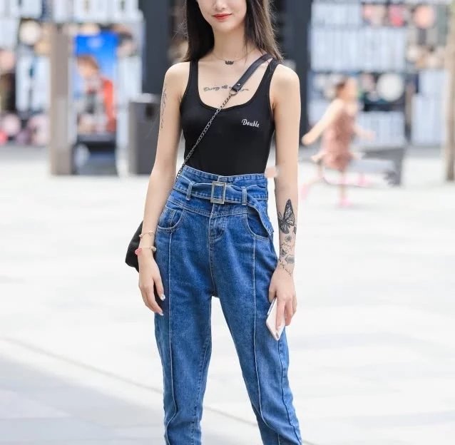 气质小姐姐黑色吊带展现凹凸有致，远远地看上去神似洋娃娃。