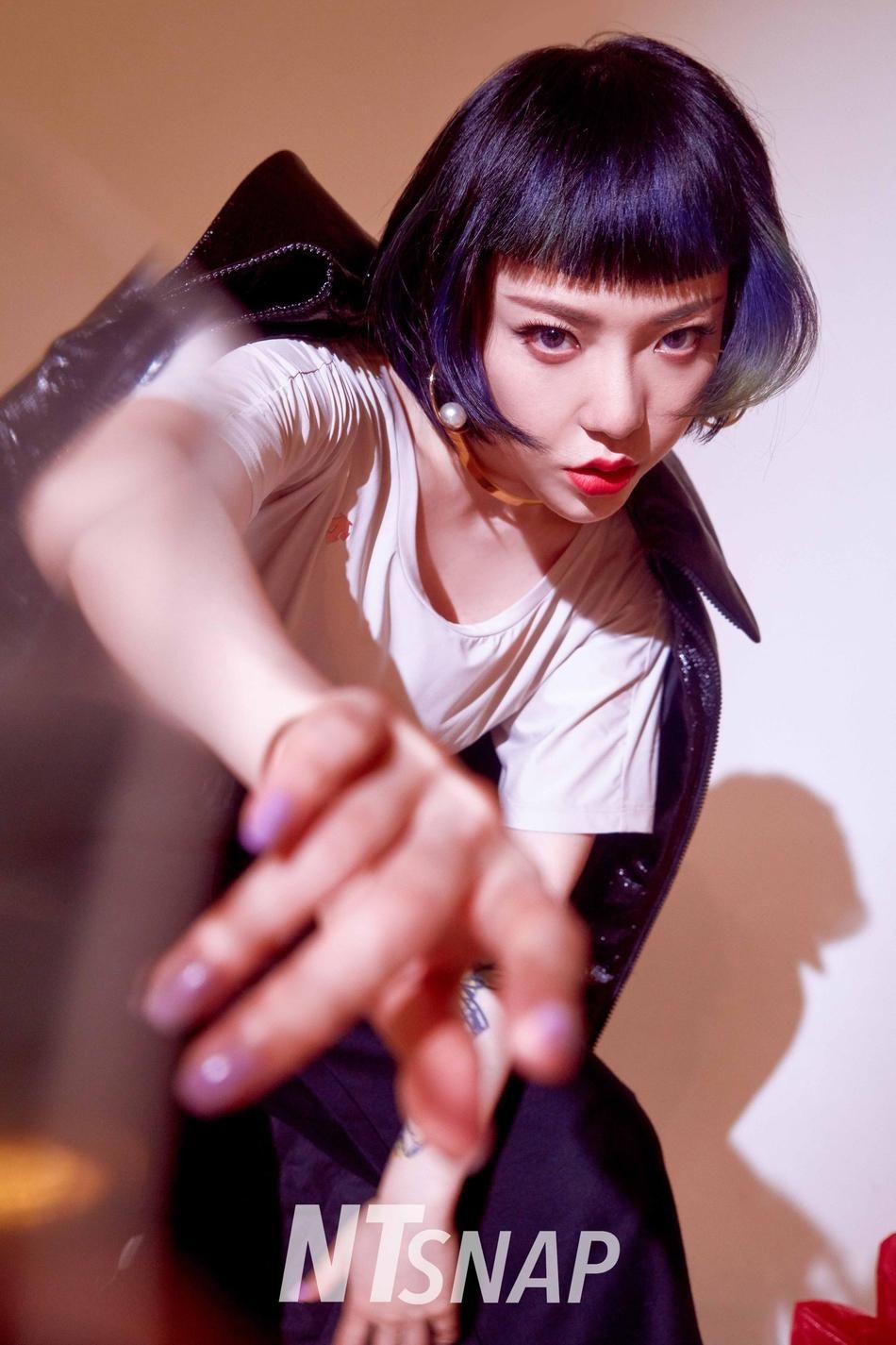 组图：吴莫愁紧身裤尽展美妙身姿 红唇撩人气场强大