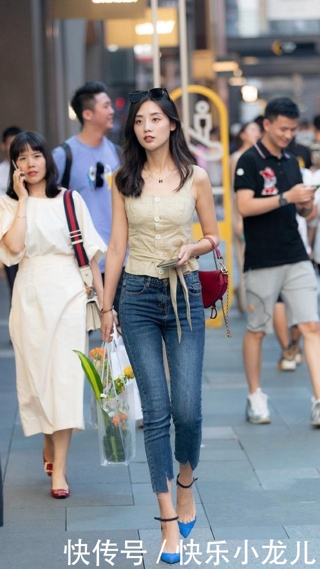 美女|路人街拍,美女留着一头大波浪的发型,看上去十分的有韵味