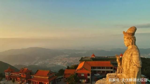 走进一座山，不小心发现山中藏着这样一座神仙寺庙!