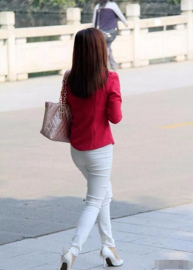 白色修身裤和白色宽松裤子的搭配效果,有没有强弱之分?