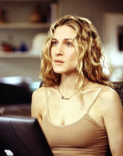  「Carrie」《欲望城市》Carrie Bradshaw，在家办公居家又时髦的穿搭范本！