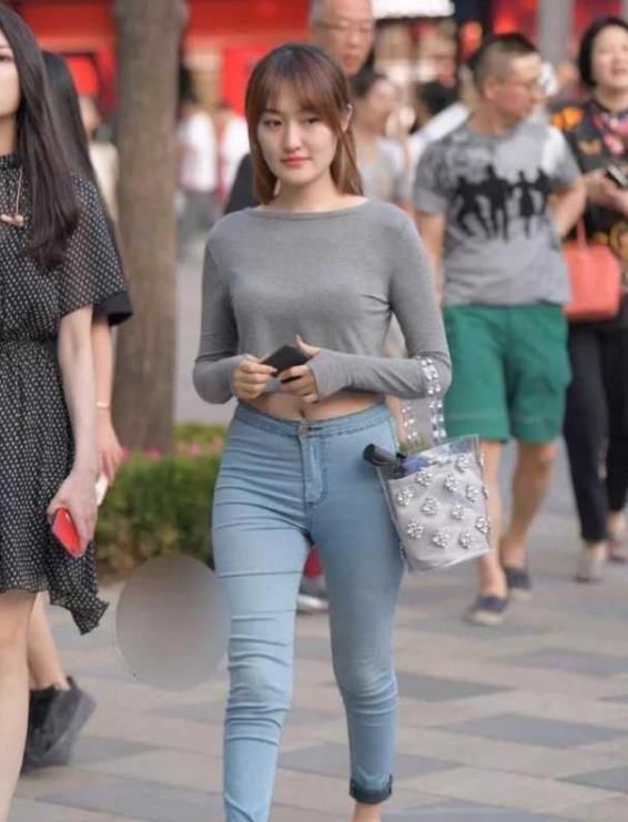  『笑嫣然』街拍：语笑嫣然的美女，一件黑色的连衣裙，青春靓丽美