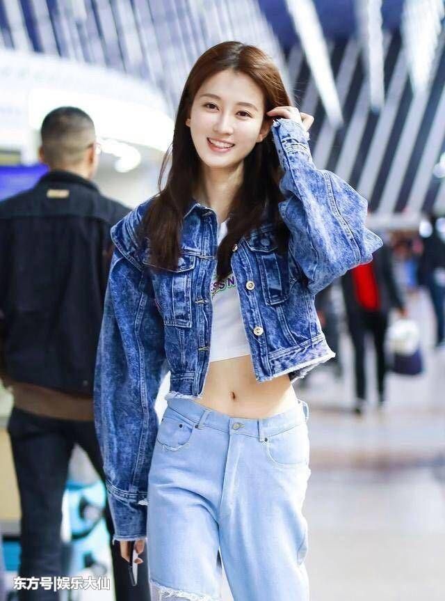 24岁乔欣真厉害，牛仔夹克里只穿抹胸，不过这腰是真的细!