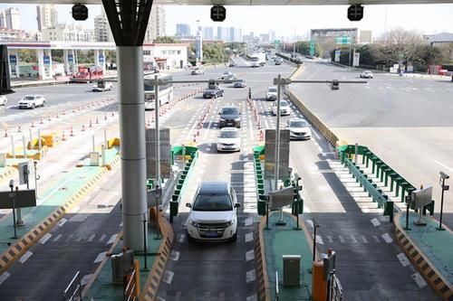  [人工车道]全国高速公路切换新系统首日：ETC收费车道通畅，人工