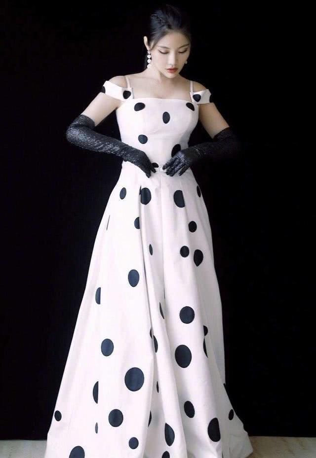 吊带@穿黑色吊带连衣裙凹造型，“腰臀比”惊艳，被徐冬冬的身材惊艳了