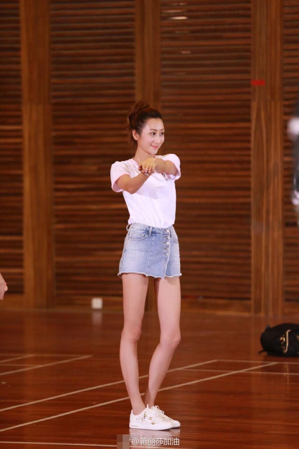 蒋丽莎连生四个娃老的快?贾静雯也生三个了,还活得像个少女!