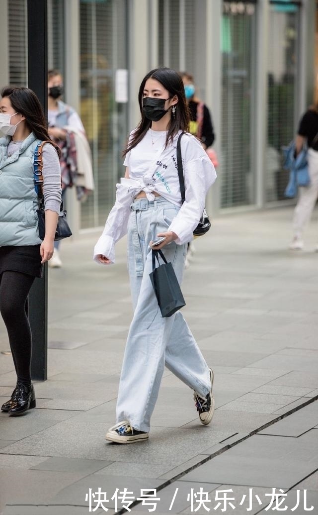  性感|路人街拍，靓女白色的一字肩小衫搭配紧身牛仔裤，看着性感迷人