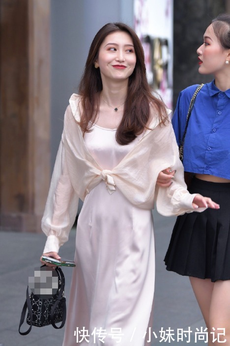 气质|虽然右边的姐妹腿更美, 可奈何差一双高跟鞋!