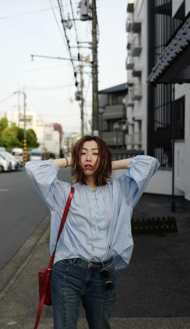 46岁郑秀文解锁新时尚，外套只穿一半 鞋子不同色，网友：就服你