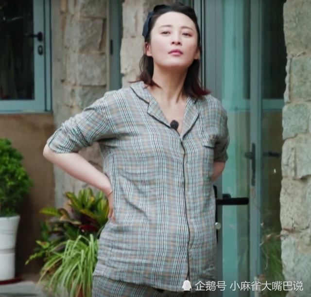 蒋勤勤单独挺大肚买菜，在商贩找了零钱说了 商贩回应：没零钱