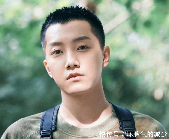 『额头』男生别留“锅盖头”发型了,试试这几款短寸发型,谁剪谁帅气