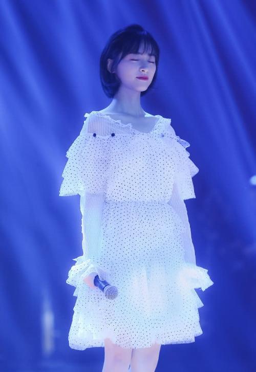 沈月终于穿对了,黑袜配黑鞋时髦出“新境界”,光看腿就有170了!