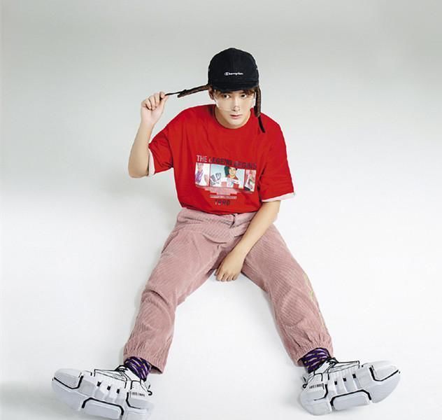 熊梓淇来了,每次穿的鞋子都挺特别,小伙子很有想法啊!