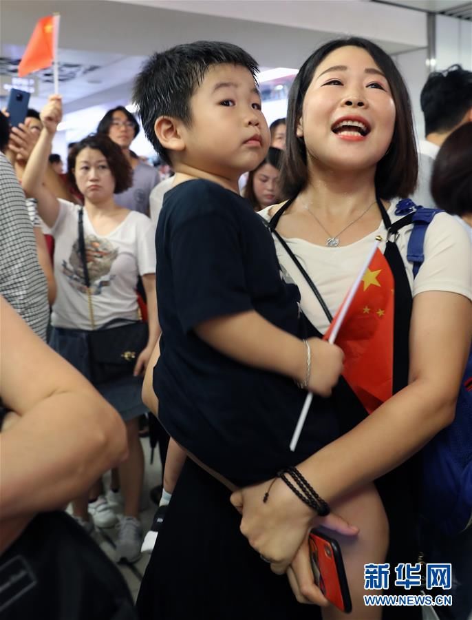  市民■香港市民合唱国歌声援被袭教师