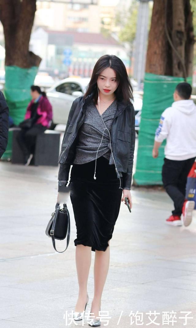 美女@街拍:小姐姐用短裤搭高跟鞋,减龄又有少女感!