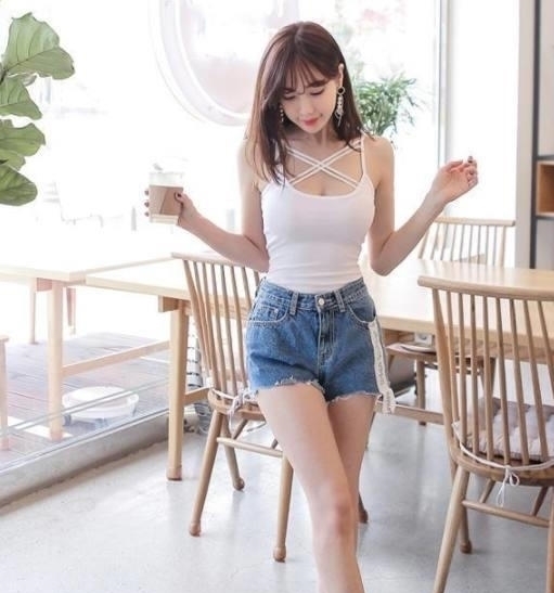  『韵味』很有韵味的牛仔裤美女，身姿曼妙丰盈，特别吸引人