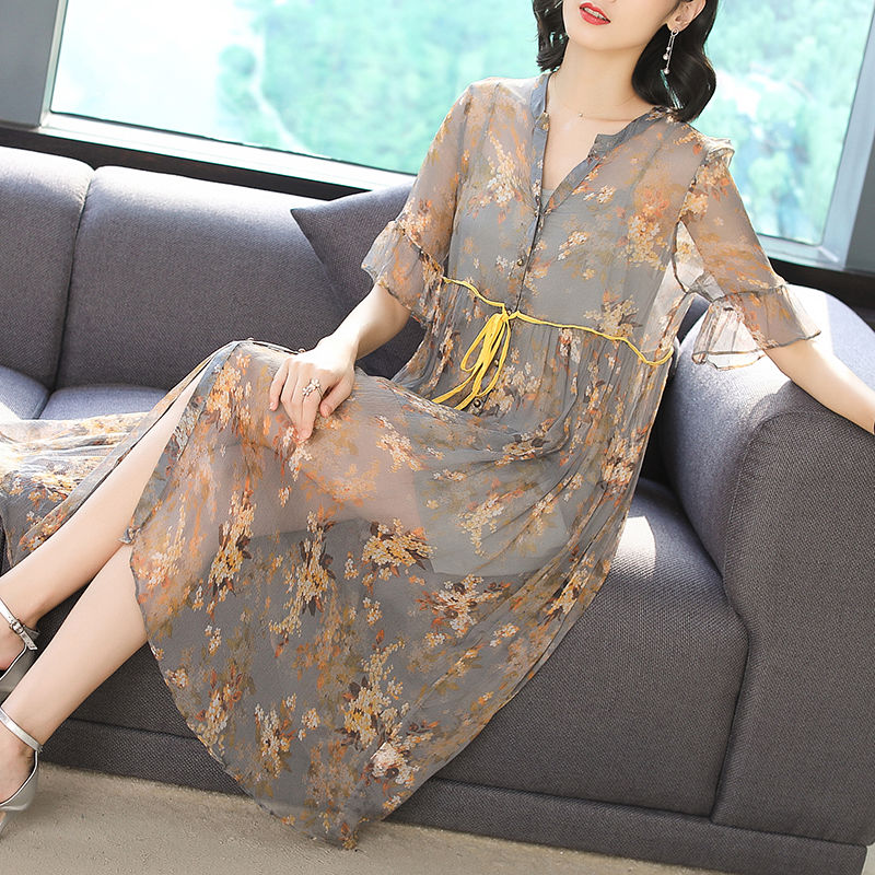 越来越多女人不穿小背心了,现时兴这“透透服”,凉爽更美嫩