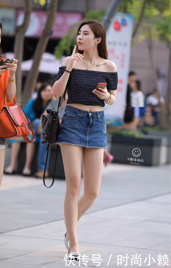 路人街拍，在锁骨上纹身的小姐姐