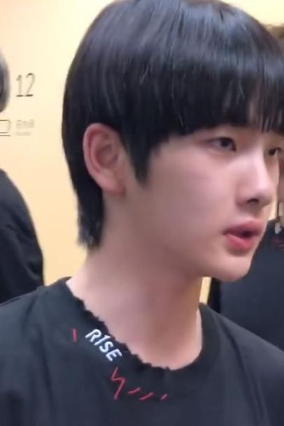 「杨洋」路人镜头下的明星生图，本以为杨洋够帅气了，看到宋威龙：这该死的魅力啊
