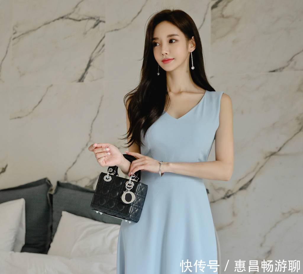  膝裙■淡彩浅蓝百褶及膝裙，如淡云般的温柔，展现你的美