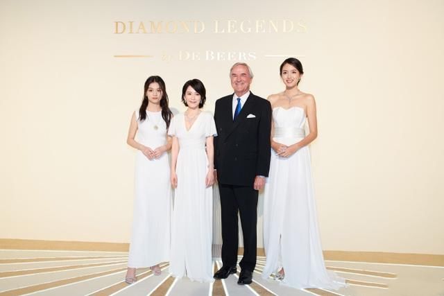 不用刻意装嫩，俞飞鸿穿深v也如此惊艳，世界小姐也没占便宜