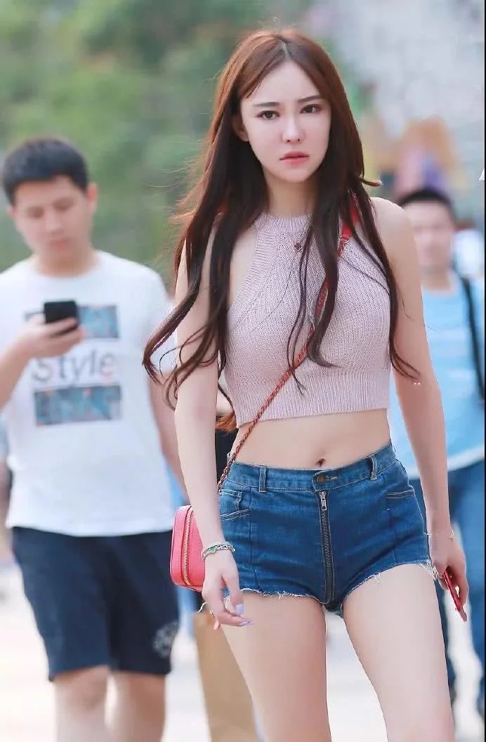 小姐姐针织背心很美丽，牛仔短裤“拉链”很性感啊