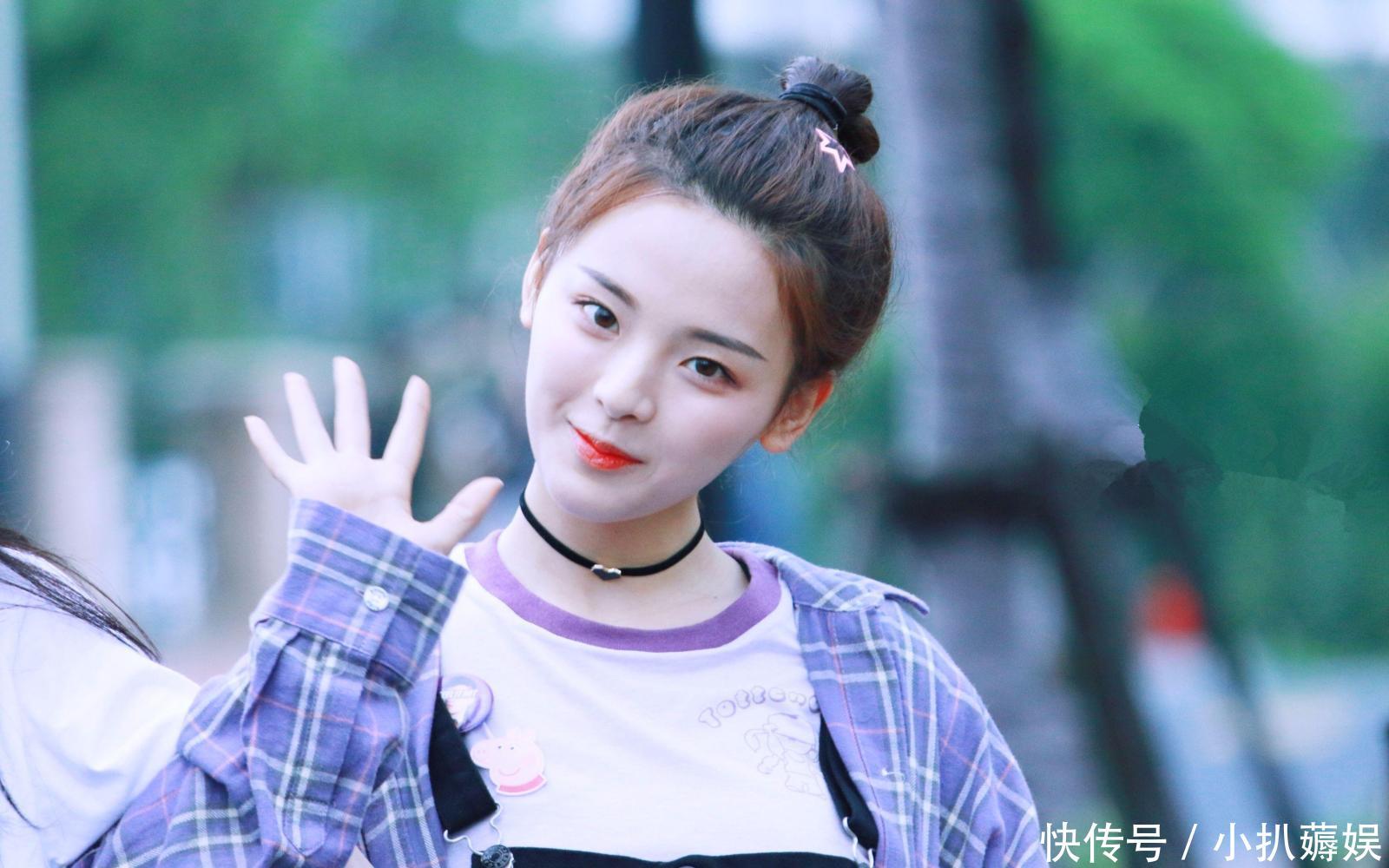 杨超越微博晒出与爸爸合照，疑再次回应整容传闻