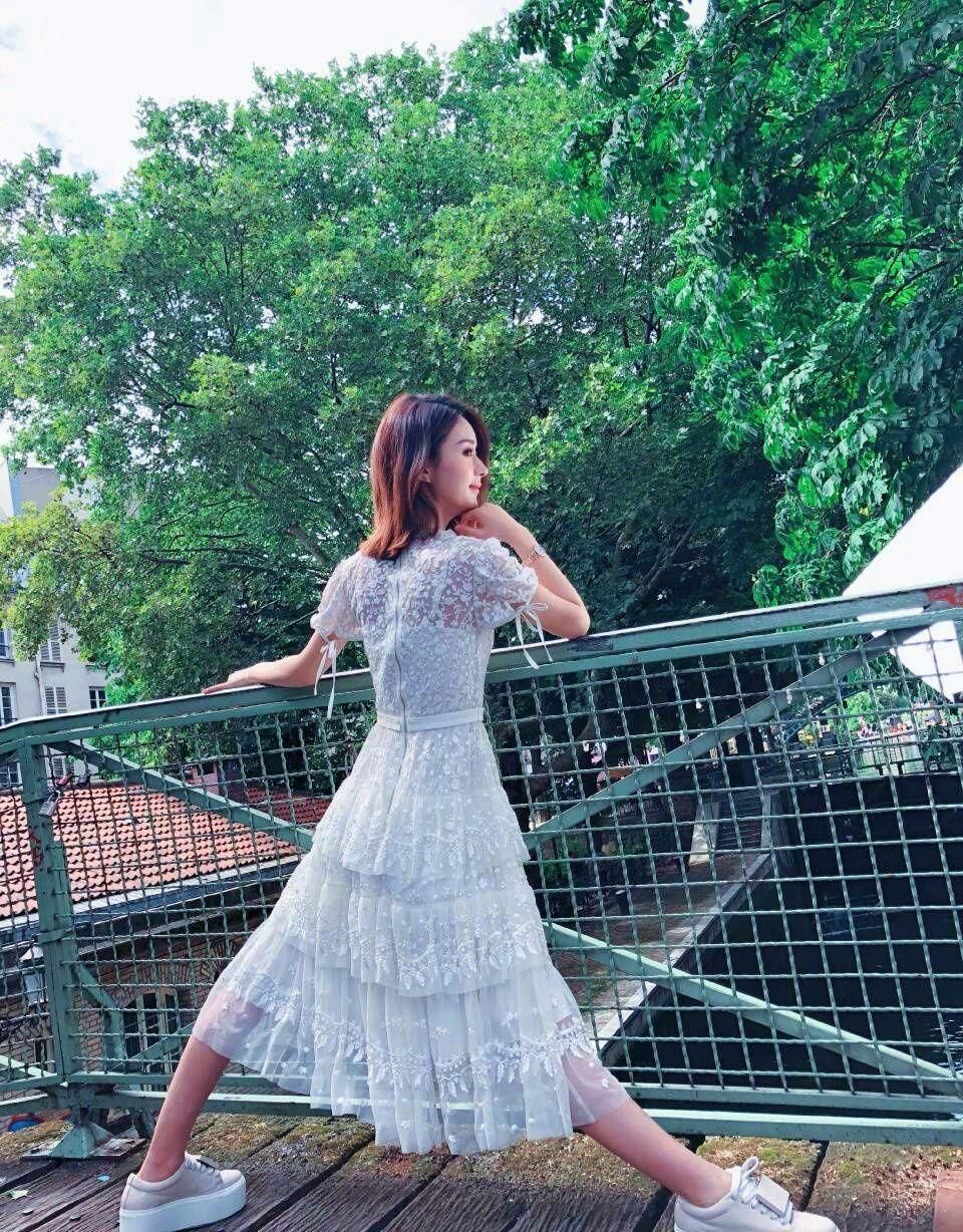 赵丽颖人长的漂亮就算了，腰还这么细!最主要的是还特会挑衣服!