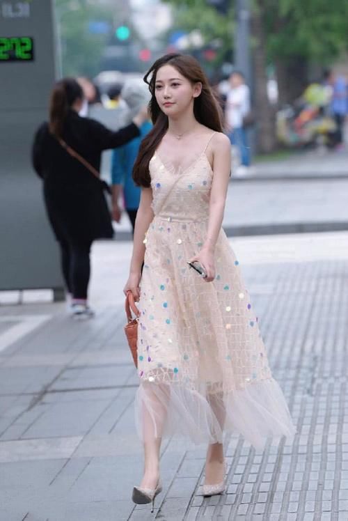  不讲道理|披肩卷发配个性“印花”长裙 甜到心坎 美得不讲道理