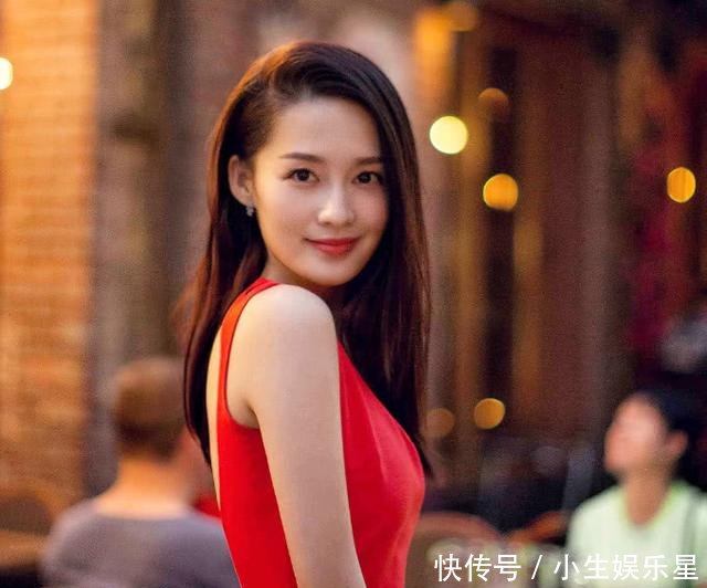 李沁嫌裙子太简单就在上面剪了一刀，看了效果，感觉还不如不剪