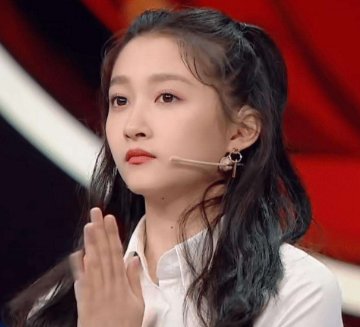  滤镜■关晓彤的生图有多能打？参加活动失去美颜滤镜，颜值跟精修没差别